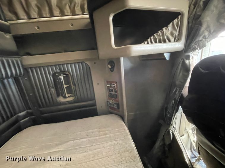 image for item IX9540 2009 Kenworth T660  semi truck