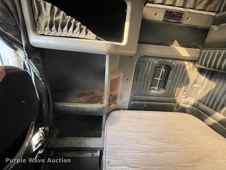 image for item IX9540 2009 Kenworth T660  semi truck