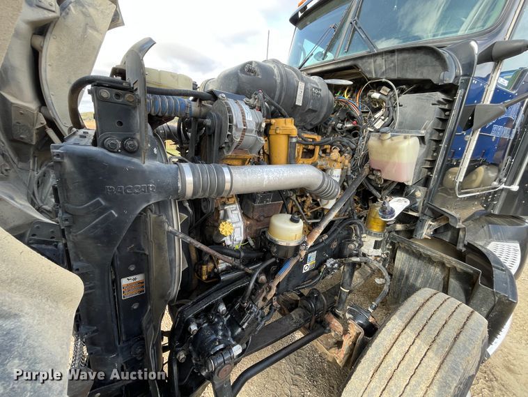 image for item IX9540 2009 Kenworth T660  semi truck