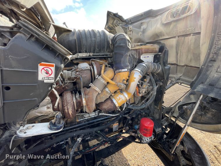 image for item IX9540 2009 Kenworth T660  semi truck