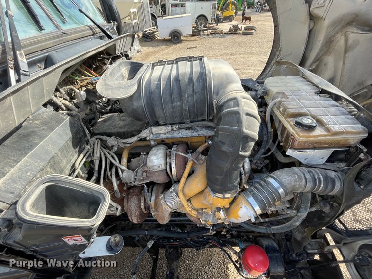 image for item IX9540 2009 Kenworth T660  semi truck