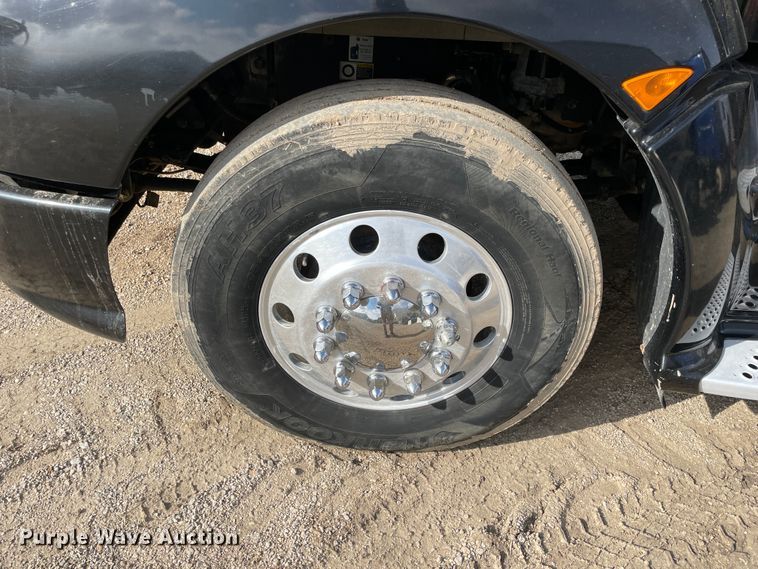 image for item IX9540 2009 Kenworth T660  semi truck