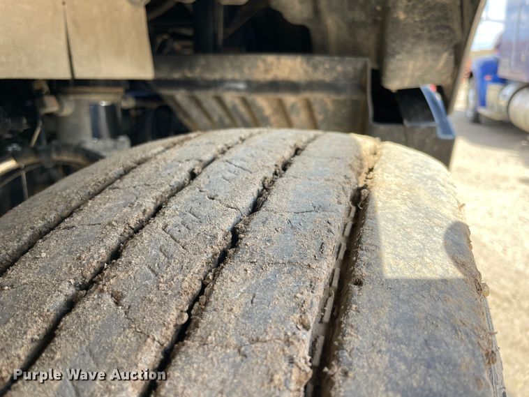 image for item IX9540 2009 Kenworth T660  semi truck