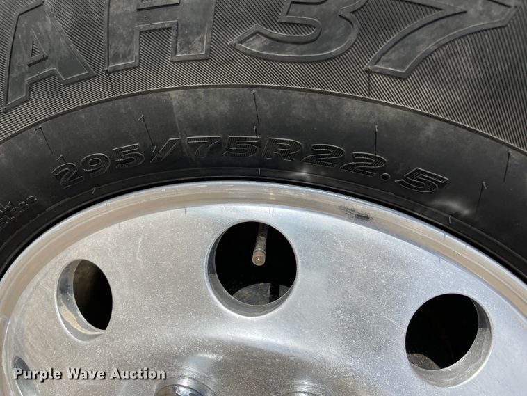 image for item IX9540 2009 Kenworth T660  semi truck