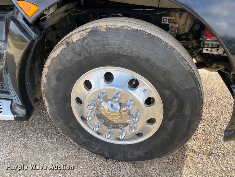 image for item IX9540 2009 Kenworth T660  semi truck