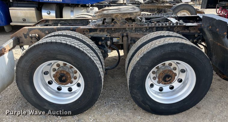 image for item IX9540 2009 Kenworth T660  semi truck