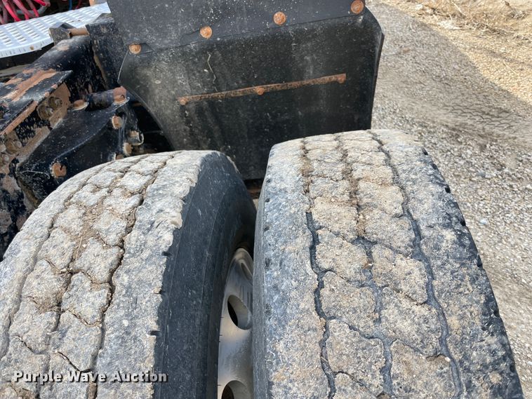 image for item IX9540 2009 Kenworth T660  semi truck