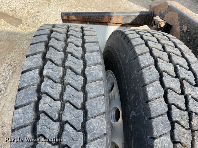 image for item IX9540 2009 Kenworth T660  semi truck