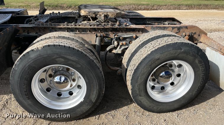 image for item IX9540 2009 Kenworth T660  semi truck