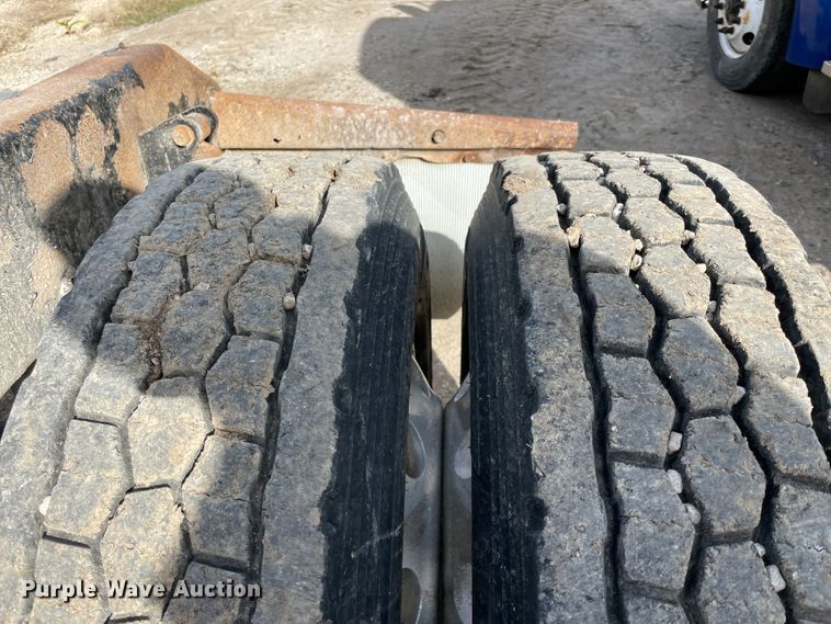 image for item IX9540 2009 Kenworth T660  semi truck