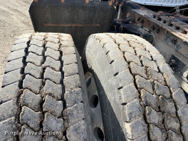 image for item IX9540 2009 Kenworth T660  semi truck