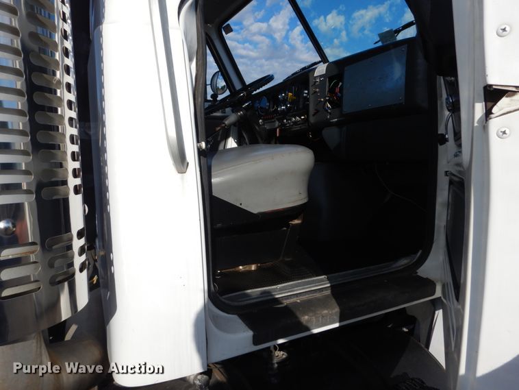 image for item JG9003 1985 GMC Brigadier  toter truck