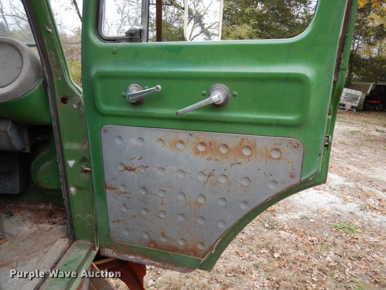 image for item JI9350 1966 International CO-1600-A  truck cab and chassis