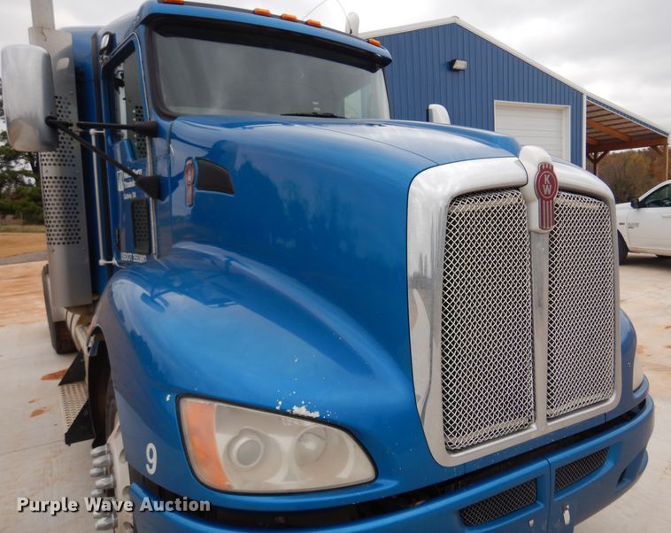 image for item JJ9907 2013 Kenworth T660  semi truck