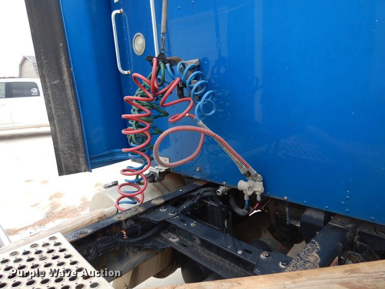 image for item JJ9907 2013 Kenworth T660  semi truck