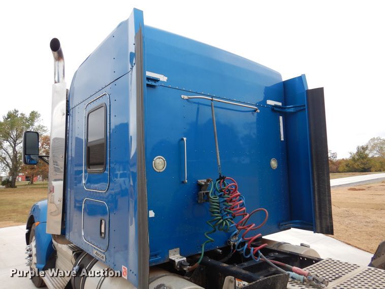 image for item JJ9907 2013 Kenworth T660  semi truck