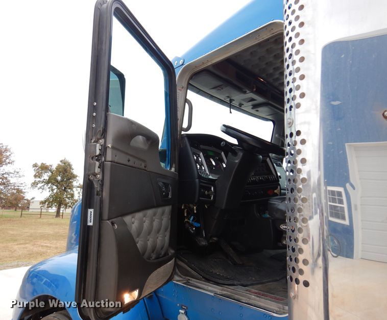 image for item JJ9907 2013 Kenworth T660  semi truck