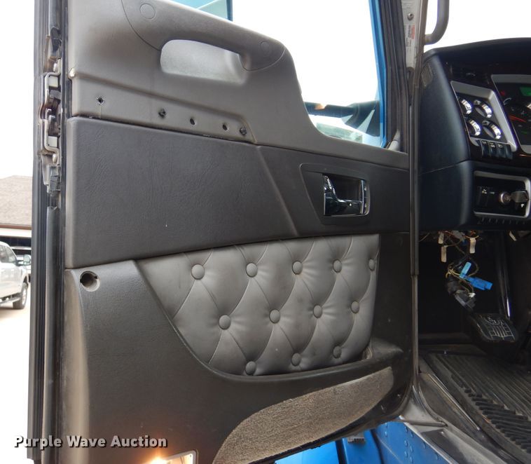 image for item JJ9907 2013 Kenworth T660  semi truck