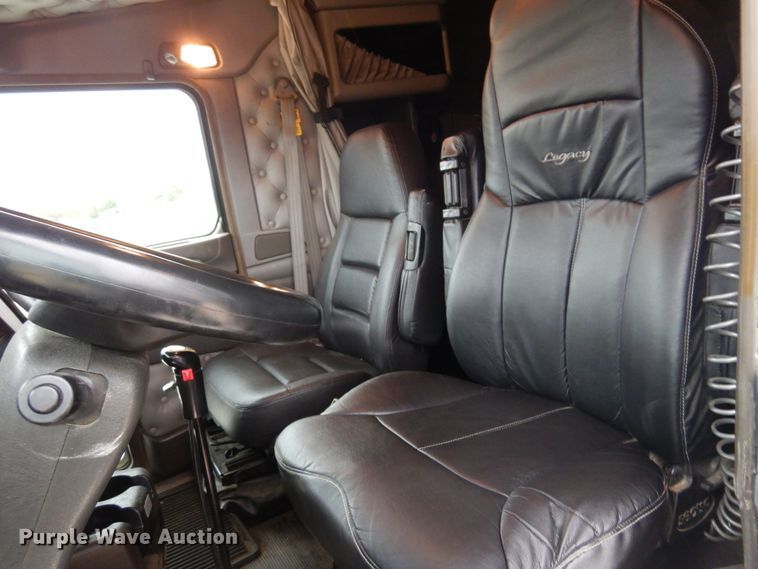 image for item JJ9907 2013 Kenworth T660  semi truck