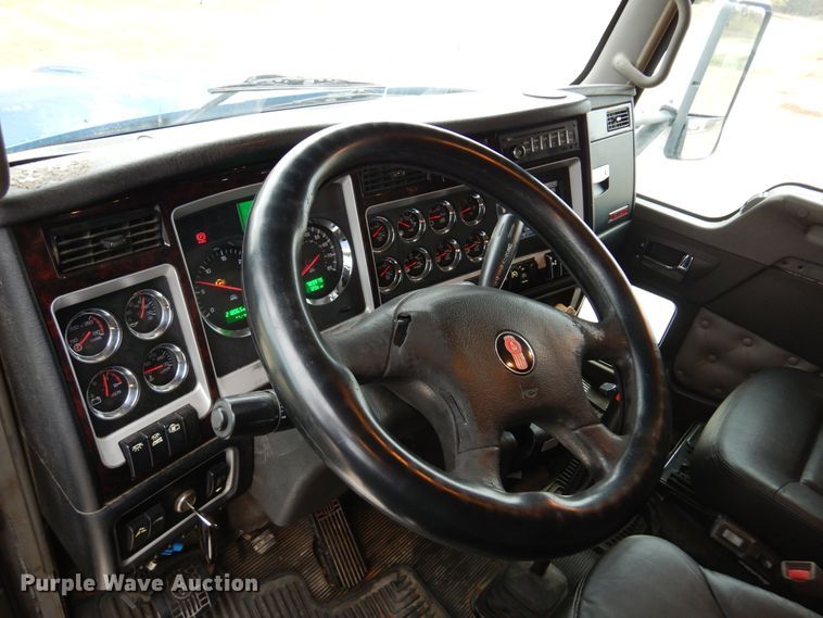 image for item JJ9907 2013 Kenworth T660  semi truck