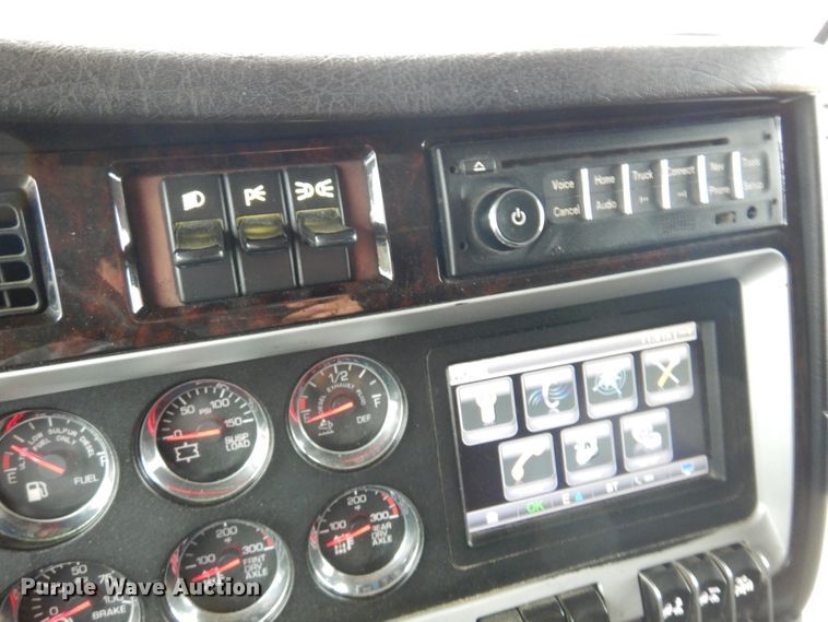 image for item JJ9907 2013 Kenworth T660  semi truck