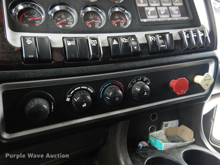 image for item JJ9907 2013 Kenworth T660  semi truck