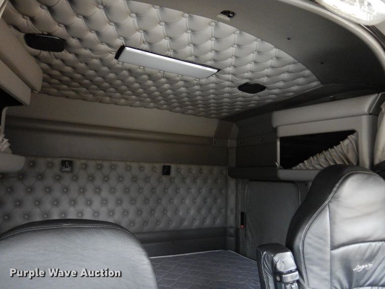 image for item JJ9907 2013 Kenworth T660  semi truck