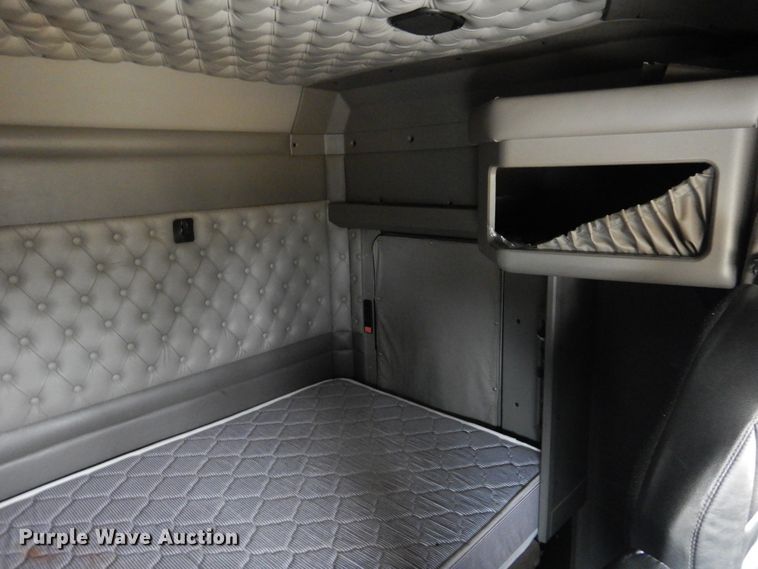 image for item JJ9907 2013 Kenworth T660  semi truck