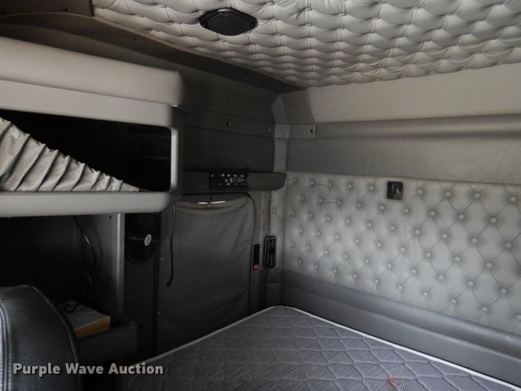 image for item JJ9907 2013 Kenworth T660  semi truck