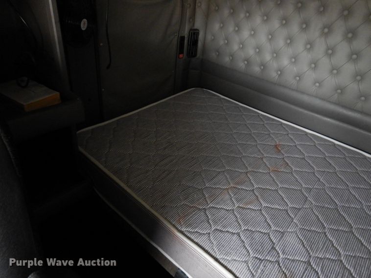 image for item JJ9907 2013 Kenworth T660  semi truck