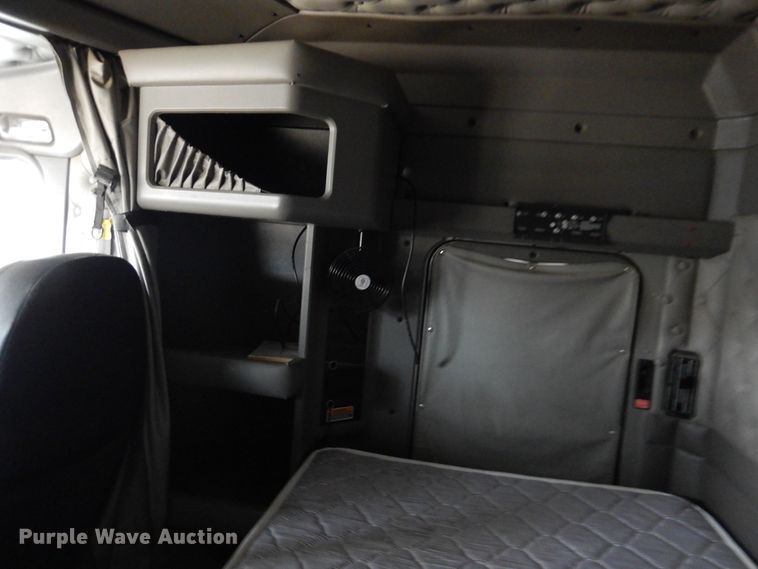 image for item JJ9907 2013 Kenworth T660  semi truck