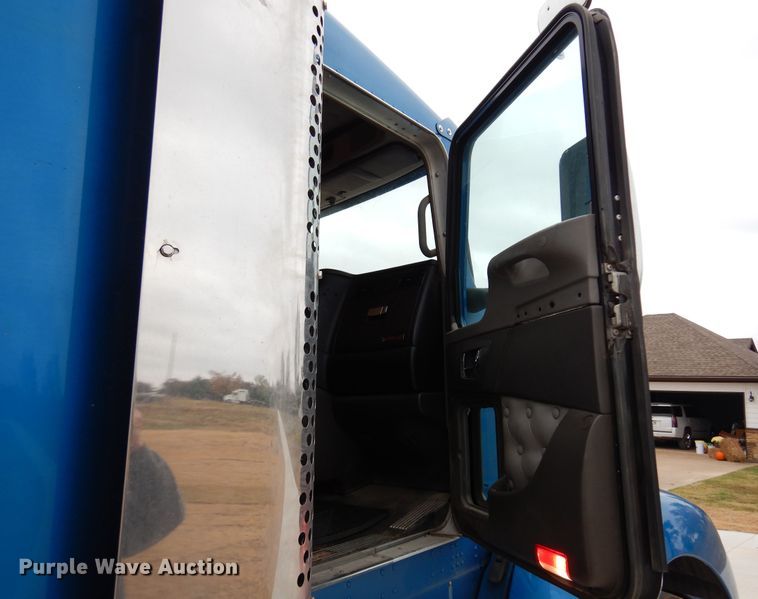 image for item JJ9907 2013 Kenworth T660  semi truck