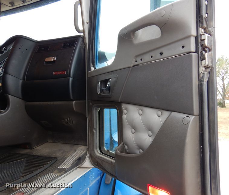 image for item JJ9907 2013 Kenworth T660  semi truck