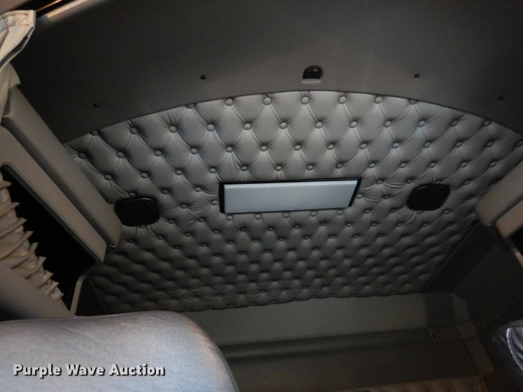 image for item JJ9907 2013 Kenworth T660  semi truck