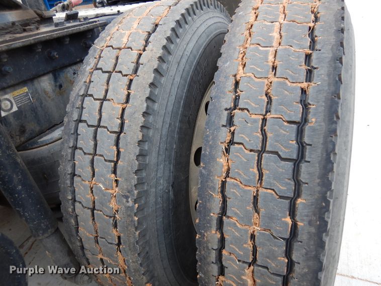 image for item JJ9907 2013 Kenworth T660  semi truck