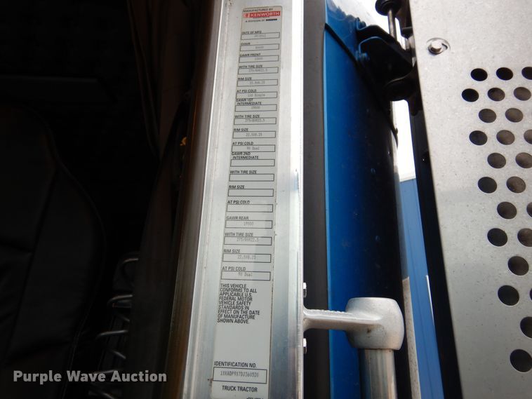 image for item JJ9907 2013 Kenworth T660  semi truck