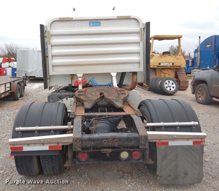 image for item JJ9913 1998 International 9200  semi truck