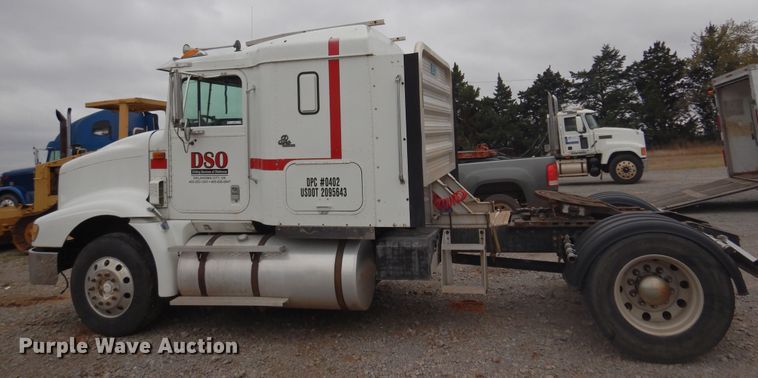 image for item JJ9913 1998 International 9200  semi truck