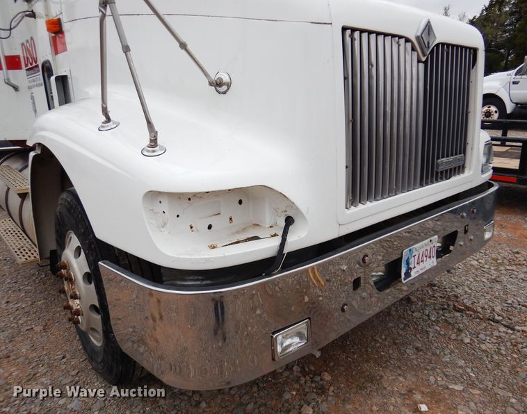 image for item JJ9913 1998 International 9200  semi truck