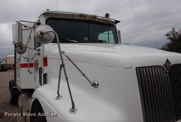 image for item JJ9913 1998 International 9200  semi truck