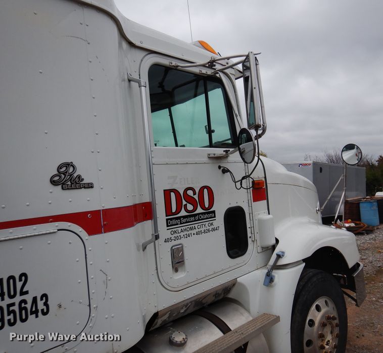 image for item JJ9913 1998 International 9200  semi truck