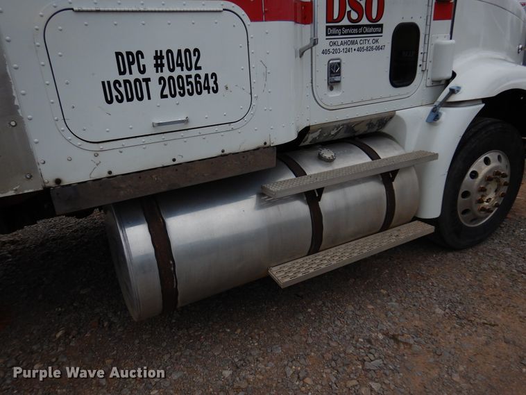 image for item JJ9913 1998 International 9200  semi truck