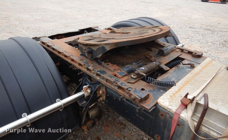 image for item JJ9913 1998 International 9200  semi truck