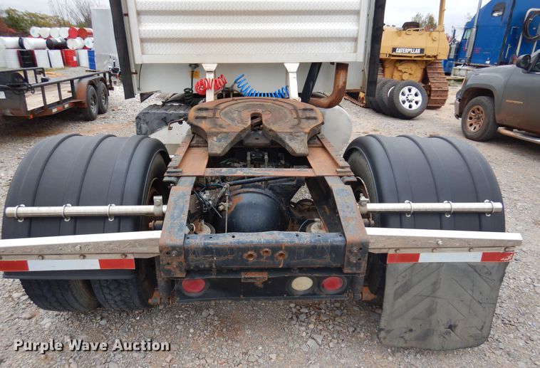 image for item JJ9913 1998 International 9200  semi truck