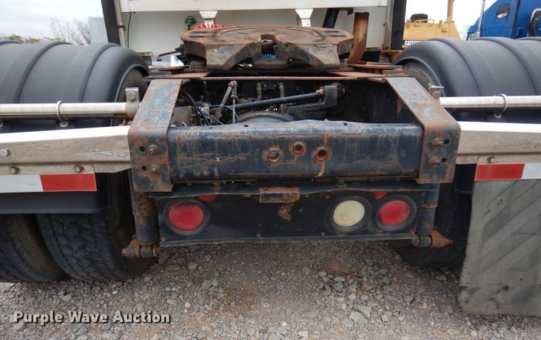 image for item JJ9913 1998 International 9200  semi truck