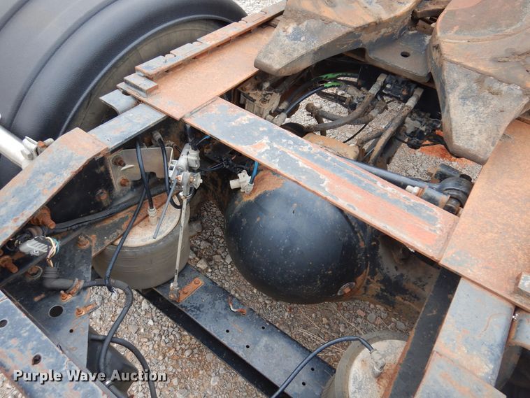 image for item JJ9913 1998 International 9200  semi truck