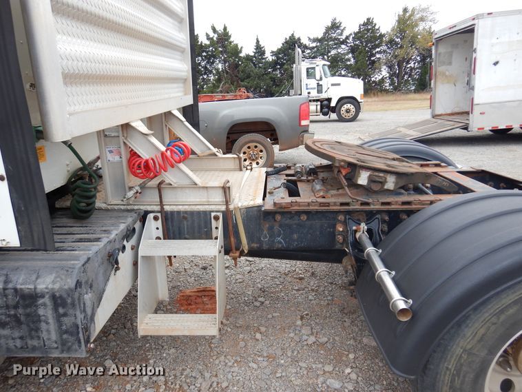 image for item JJ9913 1998 International 9200  semi truck