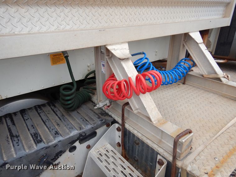 image for item JJ9913 1998 International 9200  semi truck