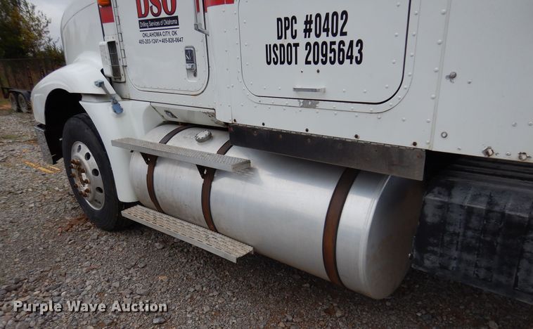 image for item JJ9913 1998 International 9200  semi truck