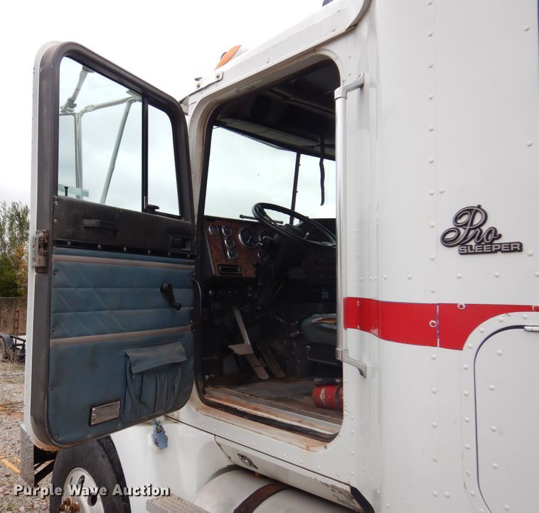 image for item JJ9913 1998 International 9200  semi truck